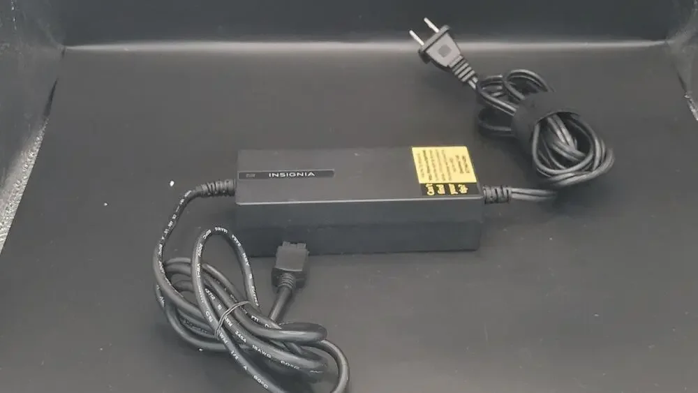 Insignia 90W Universal Laptop Charger NS-PWLC591 D AC Adapter No Tips Included